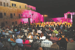 Πολλά είναι τα παράπονα που ακούγονται από γονείς παιδιών που είναι μέλη της Συμφωνικής Ορχήστρας Νέων Κρήτης του Δήμου Ηρακλείου και δίνουν συναυλίες στο νησί στο πλαίσιο του 2ου Φεστιβάλ Κρήτης.