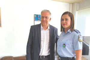 Ο κ. Θεοδωρικάκος συναντήθηκε με την αστυνομικό που έσωσε τη ζωή του παιδιού στα Χανιά