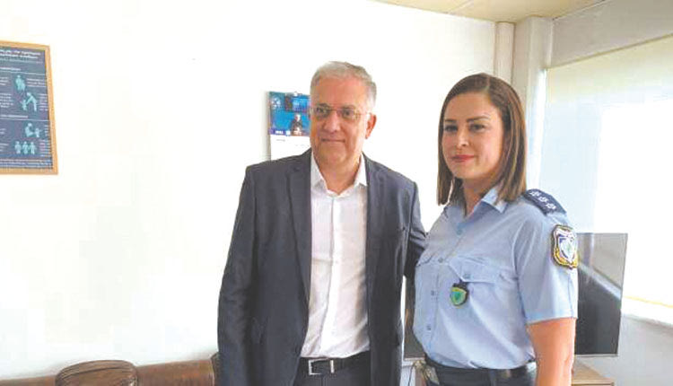 Ο κ. Θεοδωρικάκος συναντήθηκε με την αστυνομικό που έσωσε τη ζωή του παιδιού στα Χανιά