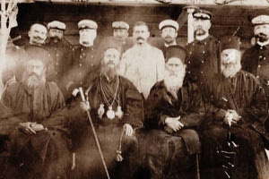 ΦΩΤΟΗΜΕΡΑΣ: Ο μητροπολίτης Ιεροσητείας Αμβρόσιος με μοναχούς της Μονής Τοπλού και Γάλλους αξιωματικούς των ειρηνευτικών δυνάμεων στο κατάστρωμα του Γαλλικού πολεμικού πλοίου "Le Suchet" στη Σητεία στις 3 Ιουνίου 1897. Φωτογραφία από το ημερολόγιο του Γάλλου συνταγματάρχη Émile-Honoré Destelle.