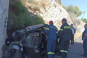 Το 4Χ4 καρφώθηκε στην κολώνα της γέφυρας