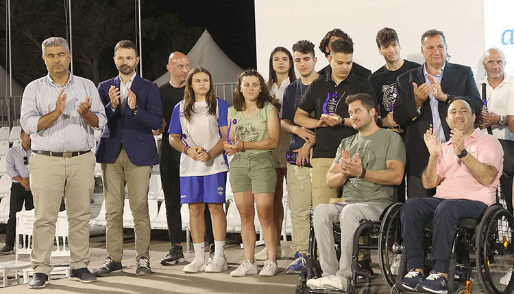 Ο κ. Αυγενάκης με αθλητές και παράγοντες στην εκδήλωση του Καρτερού