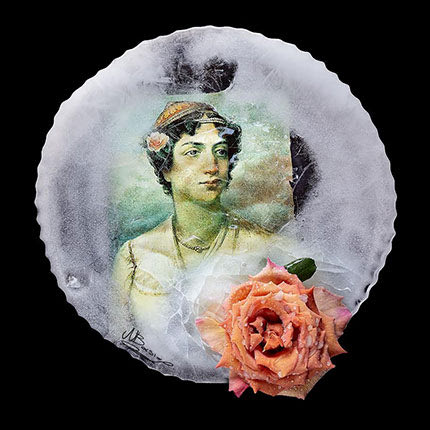 Ο ΠΟΛΥΒΡΑΒΕΥΜΕΝΟΣ ΝΙΚΟΣ ΜΠΑΣΙΑΣ ΜΙΛΑ ΣΤΗΝ «Π»  ΜΕ ΑΦΟΡΜΗ ΤΗΝ ΕΚΘΕΣΗ «ΜΕΤΑΛΛΙΑ ΤΙΜΗΣ» Ο φωτογράφος που «παγώνει» τους ήρωες του ‘21  για  να συντηρήσει τη μνήμη