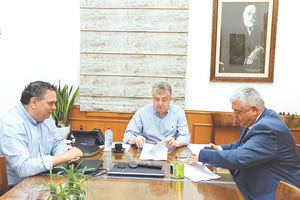 Οι κ.κ. Αρναουτάκης, Πιτσούλης με τον κοσμήτορα κ. Αλεξόπουλο