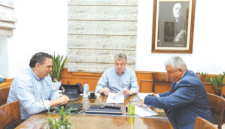Οι κ.κ. Αρναουτάκης, Πιτσούλης με τον κοσμήτορα κ. Αλεξόπουλο