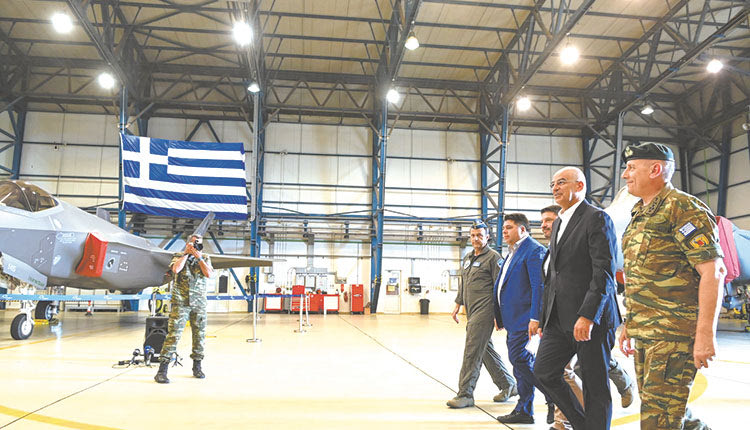 Ο κ. Δένδιας, μαζί με τον υφυπουργό Εθνικής Άμυνας Νίκο Χαρδαλιά, τον αρχηγό ΓΕΕΘΑ στρατηγό Κωνσταντίνο Φλώρο, τον αρχηγό ΓΕΑ αντιπτέραρχο Θεμιστοκλή Μπουρολιά και τον πρέσβη των ΗΠΑ Τζορτζ Τσούνη, επισκέφθηκαν τη στατική έκθεση των αμερικανικών μαχητικών F-35, σύμφωνα με σχετική ανάρτηση του Υπουργείου Εξωτερικών στο Twitter.