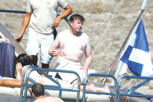 Τον γύρο του κόσμου κάνουν οι παπαράτσι φωτογραφίες από τις διακοπές του Elon Musk στη Μύκονο