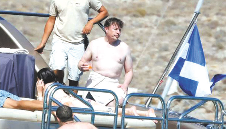Τον γύρο του κόσμου κάνουν οι παπαράτσι φωτογραφίες από τις διακοπές του Elon Musk στη Μύκονο