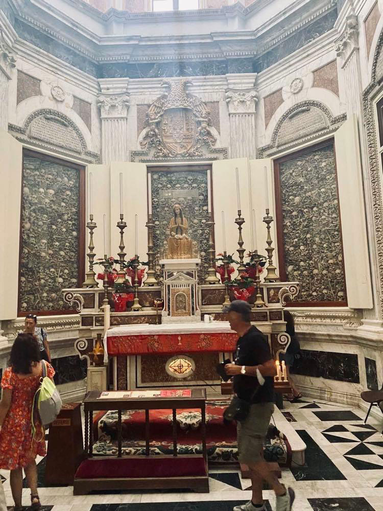 Στο παρεκκλήσι-οστεοφυλάκιο του Καθεδρικού Ναού του Ότραντο της Απουλίας τα  απομεινάρια των θυμάτων της σφαγής του 1480 δεσπόζουν στον χώρο, πίσω ακριβώς  από την Αγία Τράπεζα. Το πλέον γνωστό θύμα της σφαγής είναι ο Antonio Primaldo,  ο οποίος ήταν και ο πρώτος που αποκεφαλίστηκε από τους Τούρκους