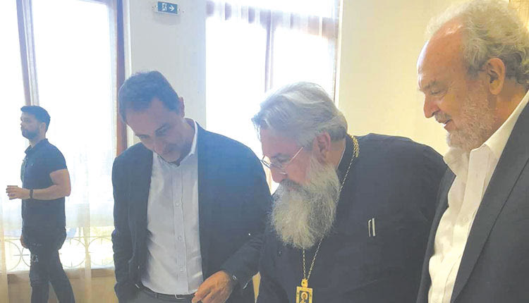 Ο Αρχιεπίσκοπος Κρήτης κ.κ. Ευγένιος ανάμεσα στον Μάξιμο Σενετάκη και τον επικεφαλής της μελετητικής ομάδας, Βλάση Κουμούση 