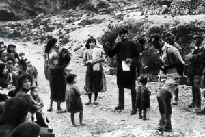 ΦΩΤΟΗΜΕΡΑΣ: Γερμανοί στρατιώτες σε χωριό της Κρήτης ανακρίνουν τους κατοίκους.