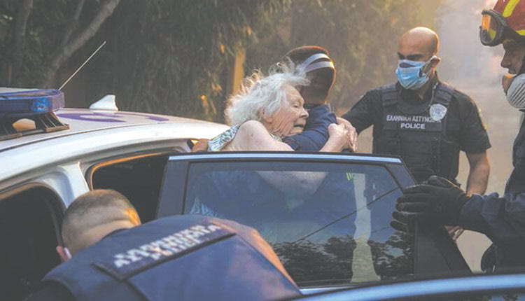 Συγκλονίζει η φωτογραφία με τη γιαγιά που σώζουν  οι πυροσβέστες