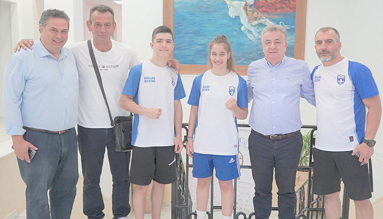 Ο περιφερειάρχης με τον αντιπεριφερειάρχη και τους παράγοντες της Πυγμαχίας χθες στην περιφέρεια