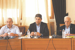 Ο κ. Αυγενάκης εν μέσω Λαμπρινού και Βαρδάκη