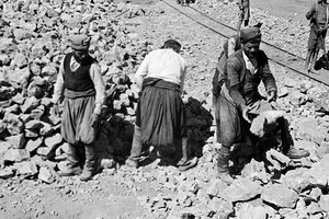 ΦΩΤΟΗΜΕΡΑΣ: Καστέλλι 1942. Ντόπιοι έχουν επιταχθεί από τους Γερμανούς για την κατασκευή του αεροδρομίου.