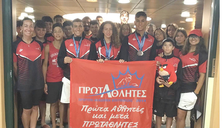 Η ομάδα των Πρωταθλητών με τους προπονητές τους