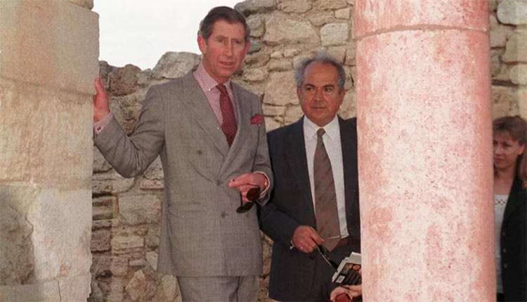 Το 1999 συνόδευσε ως υφυπουργός τον Κάρολο στην Κνωσό 