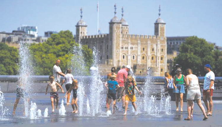 Πρωτόγνωρες θερμοκρασίες στο Λονδίνο που “καίγεται”