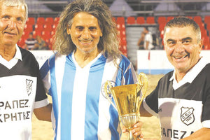 Παλαίμαχοι του ΟΦΗ και του Ηρακλή στον χθεσινό εορταστικό αγώνα