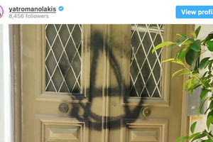 Στόχος και ο Γιατρομανωλάκης τώρα. Στην επίθεση με μπογιές από αγνώστους τα ξημερώματα του Σαββάτου (23.07.2022) στο σπίτι του, αναφέρθηκε σε ανάρτησή του ο Υφυπουργός Πολιτισμού.