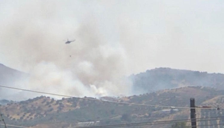 Το ελικόπτερο έκανε ρίψεις νερού στην Πόμπια 