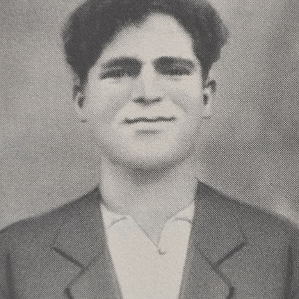 Το παλικάρι Γεώργιος Αντωνίου Μαυράκης από το χωριό Μαγαρικάρι. Τραυματίστηκε στο μηρό στη διάρκεια της μάχης στο Παπά το Πέραμα στις 9 Ιουλίου 1942. Όπως ήταν πεσμένος στο έδαφος, τον πλησίασε το ανθρωπόμορφο κτήνος, ο Σούμπερτ και τον εκτέλεσε σχεδόν εξ’επαφής. (φωτογραφία Κωνσταντίνου Καργάκη)