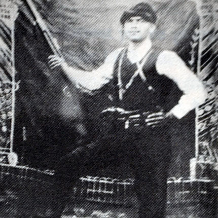 Το άλλο παλικάρι ο Μιχάλης Κουκλινός ή Τσουνής από το χωριό Γρηγοριά που έχασε τη ζωή του στη μάχη στου Παπά το Πέραμα. Πιάστηκε αιχμάλωτος από τους «Τζουλιάδες» και του έσπασαν τα πόδια. Εκτελέστηκε πισώπλατα από τους δοσίλογους της ομάδας του Σούμπερτ, αυτούς που αποτελούσαν τα χρόνια της κατοχής τη «ντροπή» της Κρήτης. (φωτογραφία Κωνσταντίνου Καργάκη)