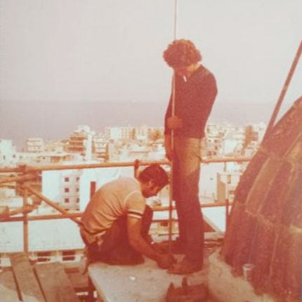 Τοποθέτηση ράβδου από ανοξείδωτο χάλυβα, β’ κωδωνοστάσιο, δεκαετία 1980 (Αρχείο Μ. Βασιλάκη)