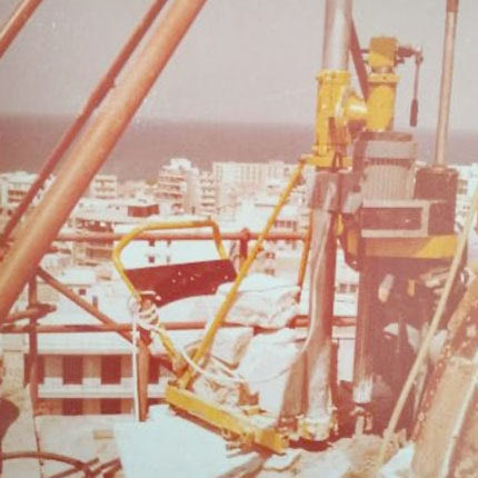 Το διατρητικό μηχάνημα στο επίπεδο έδρασης του τρούλου του β’ κωδωνοστασίου, δεκαετία 1980 (Αρχείο Μ. Βασιλάκη)