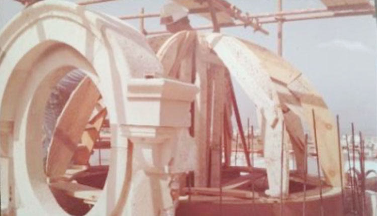 Καλούπι για την ανακατασκευή του τρούλου του κωδωνοστασίου από οπλισμένο σκυρόδεμα. Δεκαετία 1980. (Αρχείο Μ. Βασιλάκη) 