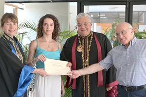  Την περασμένη βδομάδα, στην τελετή ορκωμοσίας του Τμήματος Μαθηματικών, η απόφοιτος κ. Ε. Χατζηδημητρίου έλαβε βαθμό πτυχίου δέκα (10), το πρώτο 10 της Σχολής σε όλα τα χρόνια λειτουργία της.