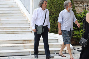 Κι αν είσαι…μουσικός με τη βερμούδα σου θα πας; Πολλές συζητήσεις προκάλεσε ένας καλεσμένος στη δεξίωση της Προεδρίας της Δημοκρατίας που εμφανίστηκε με σαγιονάρες και βερμούδα.