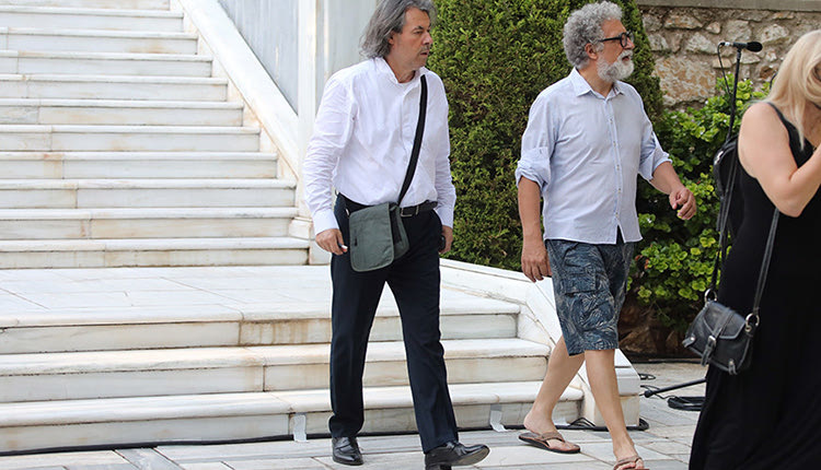 Κι αν είσαι…μουσικός με τη βερμούδα σου θα πας; Πολλές συζητήσεις προκάλεσε ένας καλεσμένος στη δεξίωση της Προεδρίας της Δημοκρατίας που εμφανίστηκε με σαγιονάρες και βερμούδα.