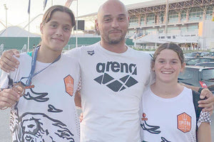 Η Βασιλάκη και η Ζερβού με τον προπονητή τους κ. Σούρδη