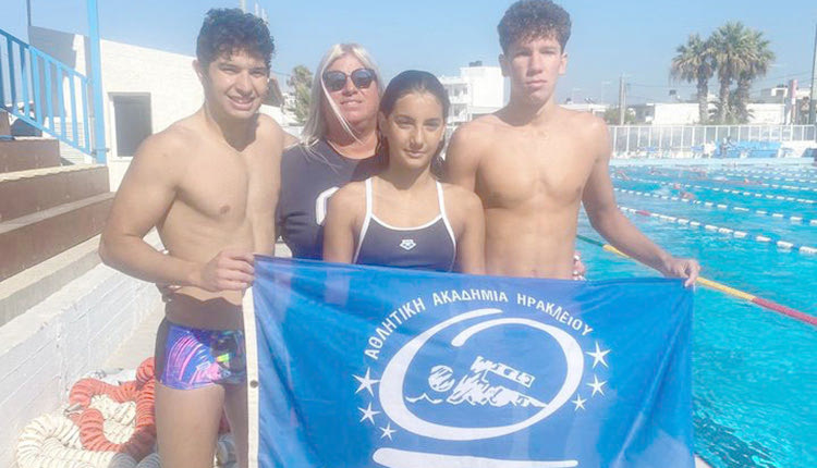 Τα αδέλφια Κακουλάκη, η Ψαρουδάκη με την προπονήτριά τους κ. Μπακούση