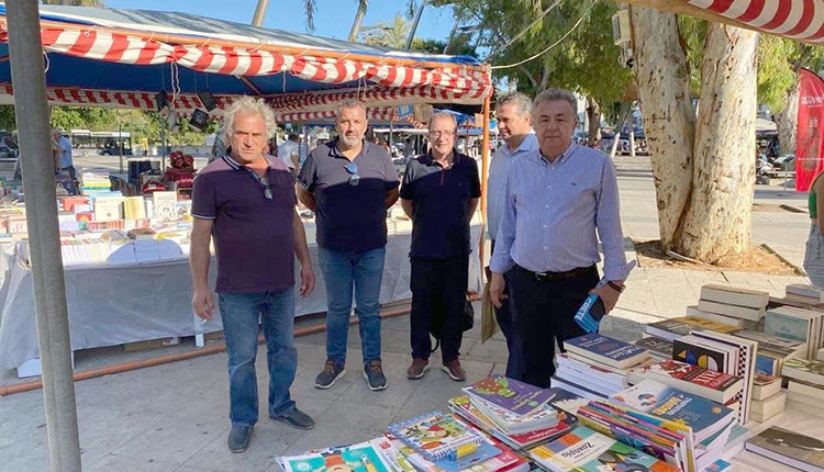 ΣΕ ΕΞΕΛΙΞΗ Η ΕΚΘΕΣΗ ΒΙΒΛΙΟΥ Στέκι… «βιβλιοφάγων» η πλατεία Ελευθερίας!