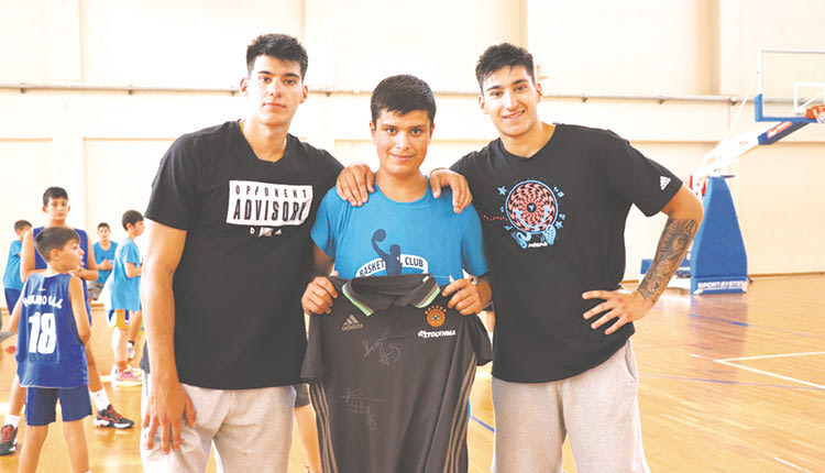 Τα αδέλφια Καλαϊτζάκη με αθλητή του “Ηράκλειο”