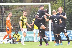 Τσιλιανίδης και Ντιουσιέ πέτυχαν τα γκολ της νίκης και πανηγυρίζουν