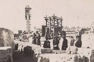 ΦΩ ΤΟΗΜΕΡΑΣ: Επίσκεψη περιηγητών στην Κνωσό κατά τη διάρκεια της αναστήλωσης (το 1933).