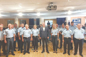 Και το ερώτημα είναι τί γίνεται εάν ο αστυνομικός βεβαιώσει παράβαση και πρέπει να αφαιρεθεί το δίπλωμα που έχεις μόνο στο κινητό; Αυτή την ερώτηση είχε κάνει ο διοικητής της Τροχαίας Στέλιος Καρακούδης στον Υπουργό ΠΡΟ.ΠΟ,  Τάκη Θεοδωρικάκο, όταν ο δεύτερος βρέθηκε στο Ηράκλειο πριν λίγες ημέρες.