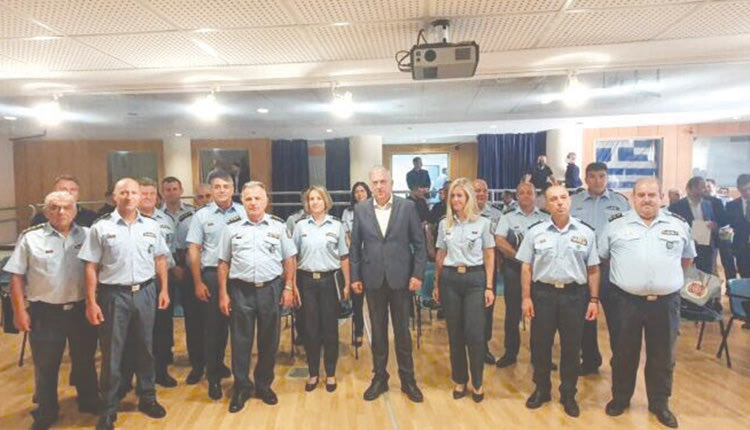 Και το ερώτημα είναι τί γίνεται εάν ο αστυνομικός βεβαιώσει παράβαση και πρέπει να αφαιρεθεί το δίπλωμα που έχεις μόνο στο κινητό; Αυτή την ερώτηση είχε κάνει ο διοικητής της Τροχαίας Στέλιος Καρακούδης στον Υπουργό ΠΡΟ.ΠΟ,  Τάκη Θεοδωρικάκο, όταν ο δεύτερος βρέθηκε στο Ηράκλειο πριν λίγες ημέρες.