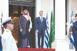 Ένα στιγμιότυπο που πέτυχα εντελώς από σπόντα, στην επίσκεψη του Σαουδάραβα Διαδόχου του Θρόνου: ο Κυριάκος να σιγοτραγουδά τον Εθνικό μας Ύμνο.