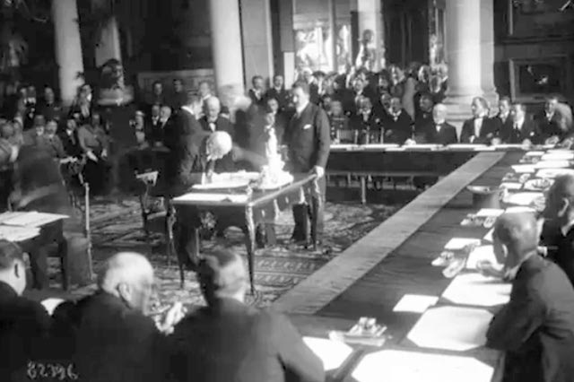 ΦΩΤΟΗΜΕΡΑΣ: Τέτοιες μέρες του 1920 ο Ελευθέριος Βενιζέλος υπογράφει τη Συνθήκη των Σεβρών. Λίγες ώρες αργότερα έγινε απόπειρα δολοφονίας του.