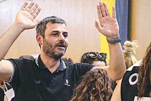 Ο άμεσος συνεργάτης του Βασίλη Ράλλη Μάνος Καρλάφτης στην ομάδας μπάσκετ του ΟΦΗ