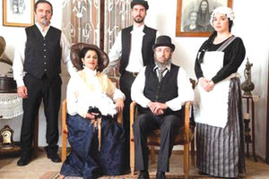 Ο Γιάννης Πανταγιάς παρουσιάζει την παράσταση «Δρόμοι φωτιάς, Σμύρνη μου»