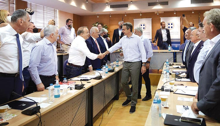 ο πρωθυπουργός Κυριάκος Μητσοτάκης στο πλαίσιο της συνάντησης του με τους δημάρχους της Ανατολικής Αττικής