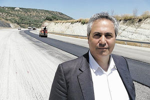 ο αρμόδιος Αντιπεριφερειάρχης Τεχνικών Έργων Περιφέρειας Κρήτης, Νίκος Σκουλάς στον κόμβο των Κουνάβων