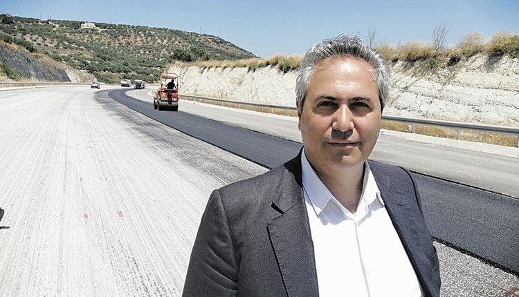 ο αρμόδιος Αντιπεριφερειάρχης Τεχνικών Έργων Περιφέρειας Κρήτης, Νίκος Σκουλάς στον κόμβο των Κουνάβων