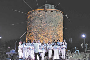 Υπό το φως της Πανσελήνου του Ιουλίου, πραγματοποιήθηκε  στο Μύλο, στο Καλό Χωριό, η συναυλία της Δημοτικής Χορωδίας