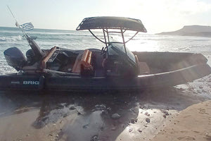 εντοπισμός ενός σκάφους οχτώ μέτρων  στην παραλία του Καρτερού από τη Μύκονο!